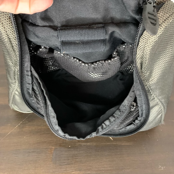 Tumi small travel bag - Picture 6 of 7